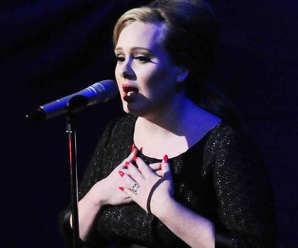 Adele: ακύρωσε όλες της τις εμφανίσεις για φέτος