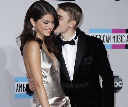 Τι φόρεσαν στο κόκκινο χαλί των American Music Awards