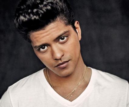 Bruno Mars: με 11 singles στο Top 10