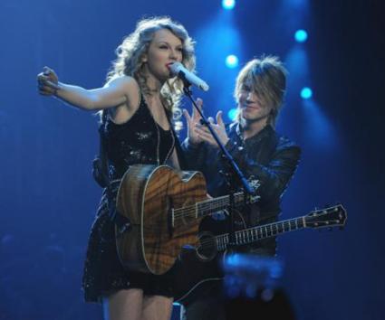 H Taylor Swift διασκευάζει το Iris των Goo Goo Dolls