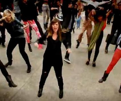 VIDEO: Kelly Clarkson – Stronger (What Doesn’t Kill You)
