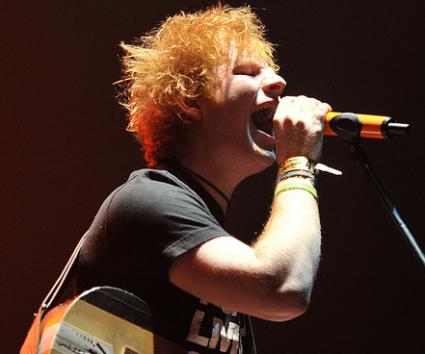 Ο Ed Sheeran εκτοπίζει τους Coldplay από την κορυφή του UK chart