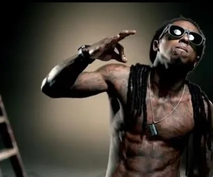 Ο Lil Wayne χωρίς μπλούζα με γυαλιά ηλίου και τατουάζ.