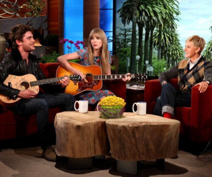Η Taylor Swift και ο Zac Efron διασκευάζουν Foster The People