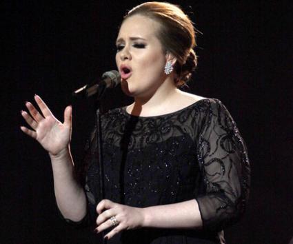 Η Adele συνεχίζει να ανεβαίνει στην Μεγάλη Βρετανία.