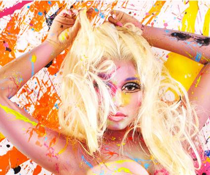 Η Nicki Minaj κυκλοφορεί topless