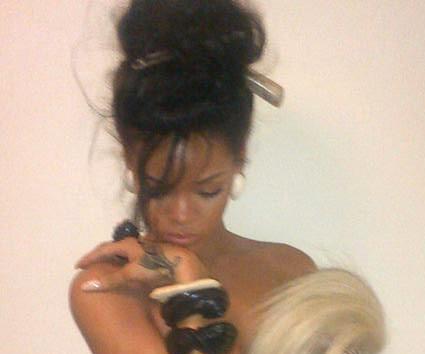 Η Rihanna…χωρίς μπλούζα!