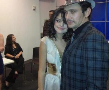 O James Franco τραγουδάει Selena Gomez!