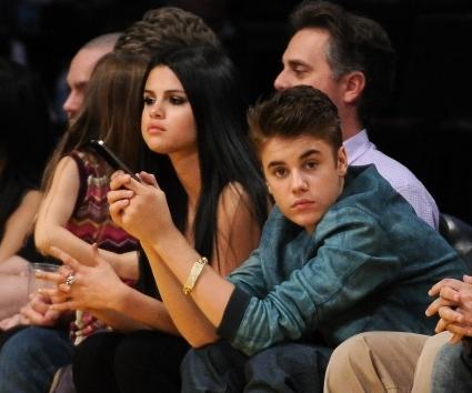 Ο Justin Bieber και η Selena Gomez πάνε γήπεδο.