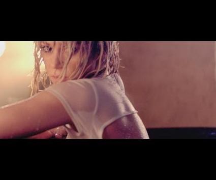 WATCH: Shakira – Addicted To You