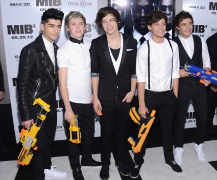 Οι One Directions σήκωσαν τα όπλα! - Mad.gr