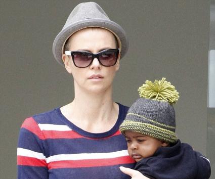 H Charlize Theron ξύρισε το κεφάλι της!