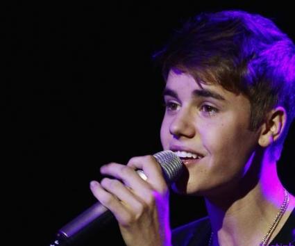 WATCH: O Justin Bieber τραγουδά Usher!