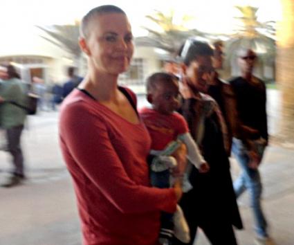 Η Charlize Theron δείχνει το ξυρισμένο της κεφάλι για πρώτη φορά
