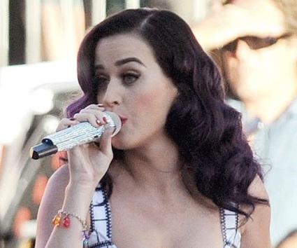 Katy! Bγάλε το σουτιέν σου!