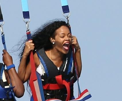 Η Rihanna… ίπταται στις Κάννες