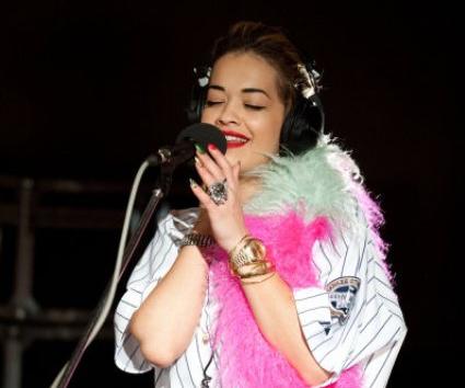H Rita Ora τραγουδά Frank Ocean!
