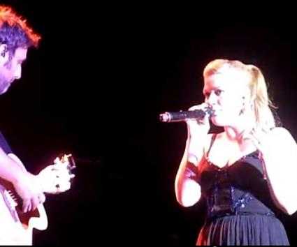 Η Kelly Clarkson τραγουδά Carly Rae Jepsen