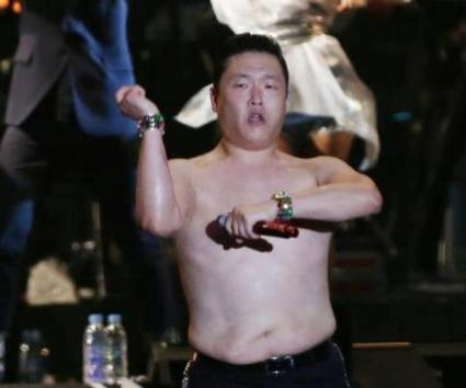 Live “striptease” από τον Psy!