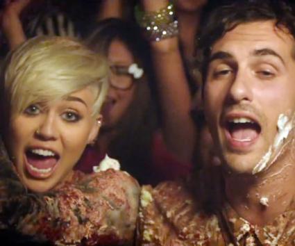 Η Miley Cyrus ξεφαντώνει