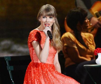 Δείτε την Taylor Swift να τραγουδάει live στα CMA Awards
