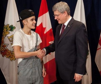 Ο Justin Bieber συνάντησε τον Πρωθυπουργό του Καναδά φορώντας σαλοπέτα!