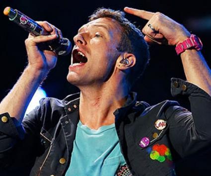 Ο Chris Martin ειρωνεύεται τους One Direction!