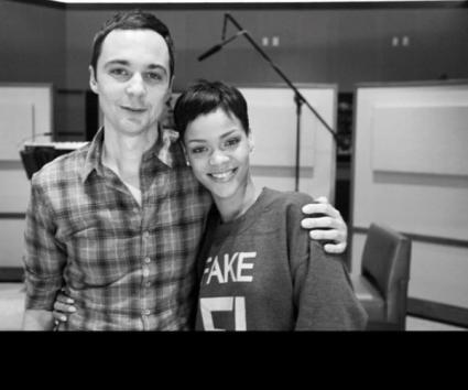 Τί δουλειά έχει η Rihanna με τον πρωταγωνιστή του Big Bang Theory;