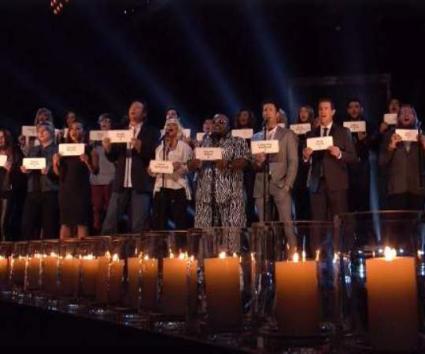 Το συγκινητικό αντίο των μελών του “The Voice” στα θύματα του μακελειού στο σχολείο των H.Π.Α.