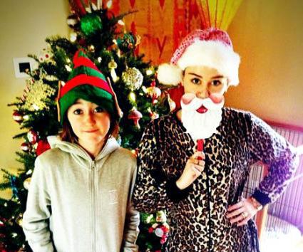 Άγιος Βασίλης με…λεοπάρ πιτζάμες η Miley Cyrus
