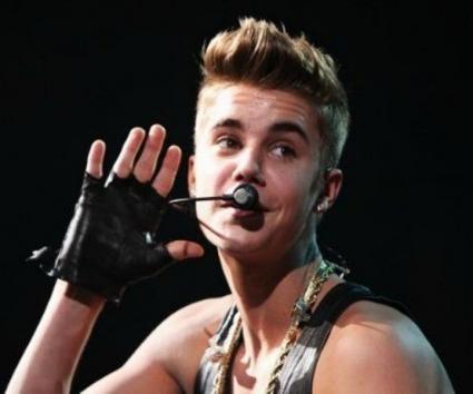 Πάνω στη σκηνή αποχαιρέτησε το 2012 ο Justin Bieber