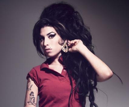 Στο αλκοόλ αποδίδει τον θάνατο της Amy Winehouse και η δεύτερη έρευνα που πραγματοποιήθηκε