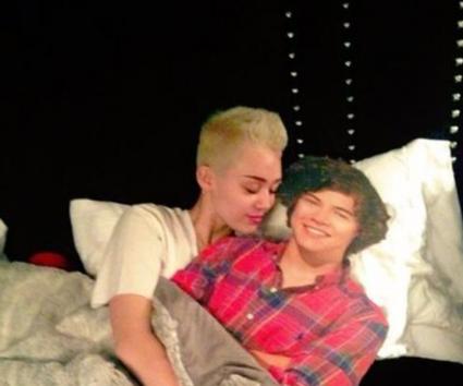 Η Miley Cyrus στο κρεβάτι με τον Harry Styles!