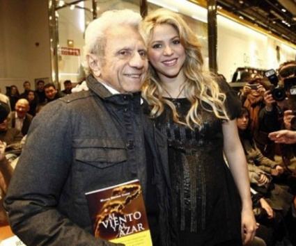 Η Shakira με φουσκωμένη κοιλίτσα στην παρουσίαση του βιβλίου του πατέρα της
