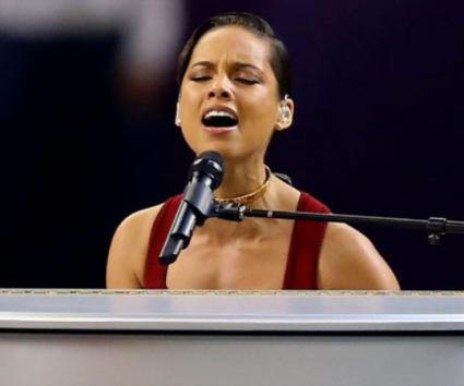 Η Alicia Keys κέρδισε τις εντυπώσεις τραγουδώντας τον εθνικό ύμνο των Η.Π.Α.