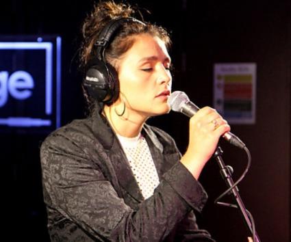 Η Jessie Ware διασκευάζει Rihanna