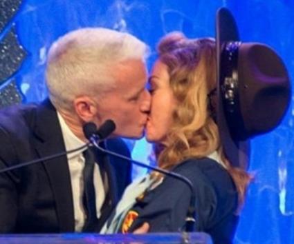 Σε ποιόν έδωσε φιλί στο στόμα η Madonna;