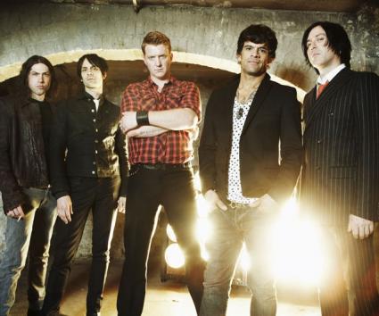 Συνεργασία Alex Turner – Queens Of The Stone Age!
