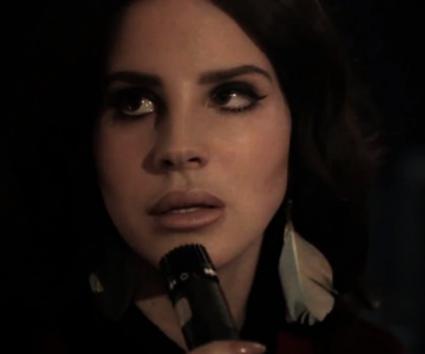 Η Lana Del Rey διασκευάζει Leonard Cohen