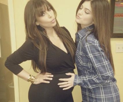 Η Kim Kardashian μας δείχνει τη φουσκωμένη κοιλιά της