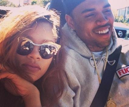 Μέσω μιας φωτογραφίας απαντά στις φήμες η Rihanna