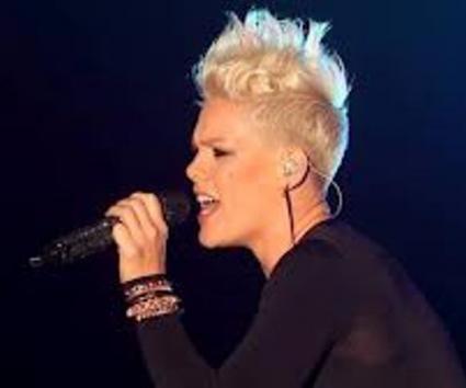 Η P!nk παίζει πιάνο για πρώτη φορά on stage!