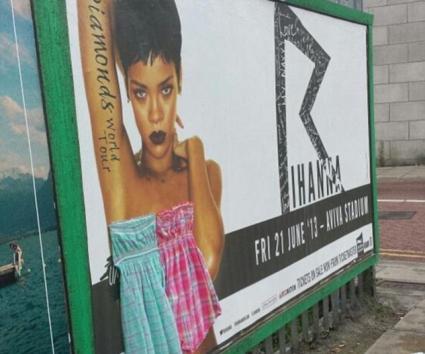 Οι Ιρλανδοί…έντυσαν την αφίσα της γυμνής Rihanna