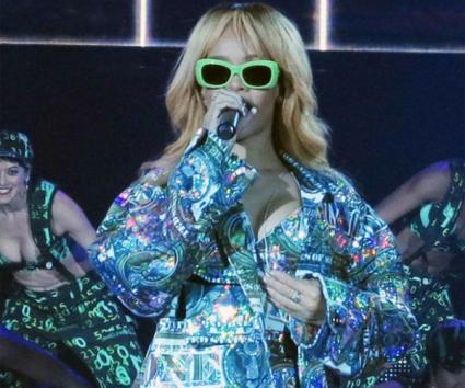 H Rihanna χτυπάει φαν της με το μικρόφωνο!