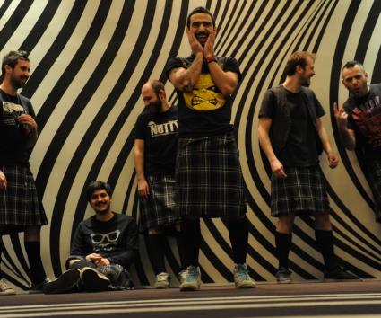 Koza Mostra – “Τι Κάνω Εδώ”