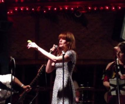 Η Florence Welch τραγουδάει το “Get Lucky”