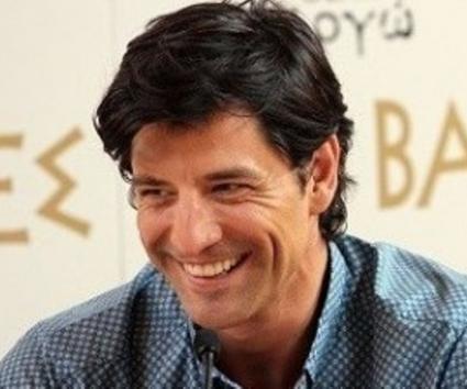 Ο Σάκης Ρουβάς τραγουδάει μαντινάδες!