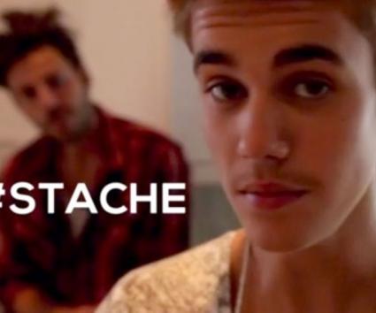 Ο Justin Bieber ασχολείται…με τις τρίχες του