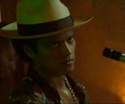 H Freida Pinto πρωταγωνιστεί στο νέο video clip του Bruno Mars!