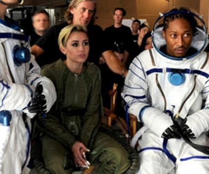Η Miley Cyrus εισβάλλει γυμνή και σε «ξένα» video clip!